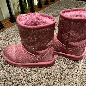 Girls Uggs-well used but still in decent shape! $20
